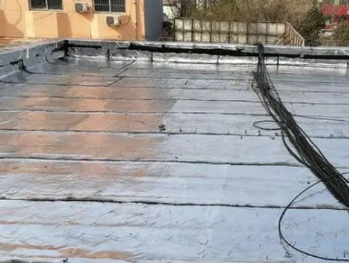 奉化卫生间漏水维修公司分享下奉化屋面楼顶防水刚性防水层施工要点。